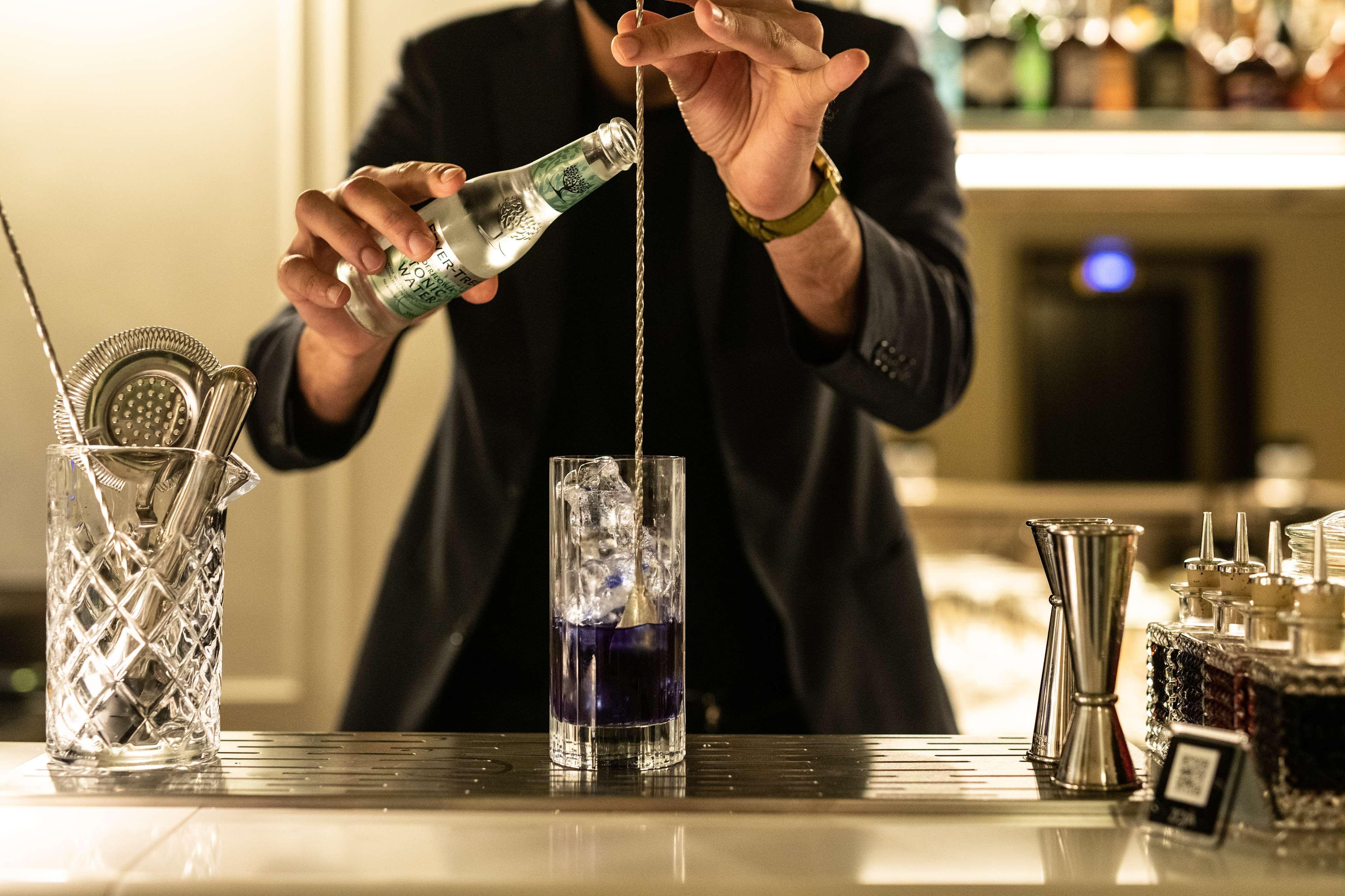 Radisson Collection Hotel, Palazzo Nani เวนิส ภายนอก รูปภาพ A bartender topping a cocktail with tonic water