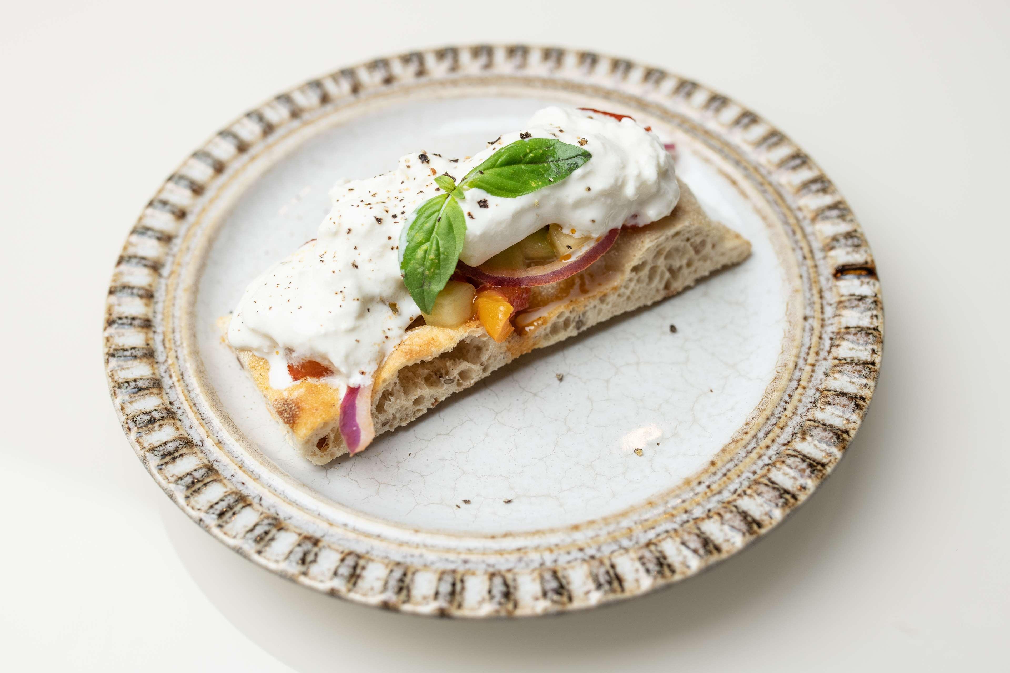 Radisson Collection Hotel, Palazzo Nani เวนิส ภายนอก รูปภาพ A piece of naan bread with a topping of yoghurt, red onion, and mango