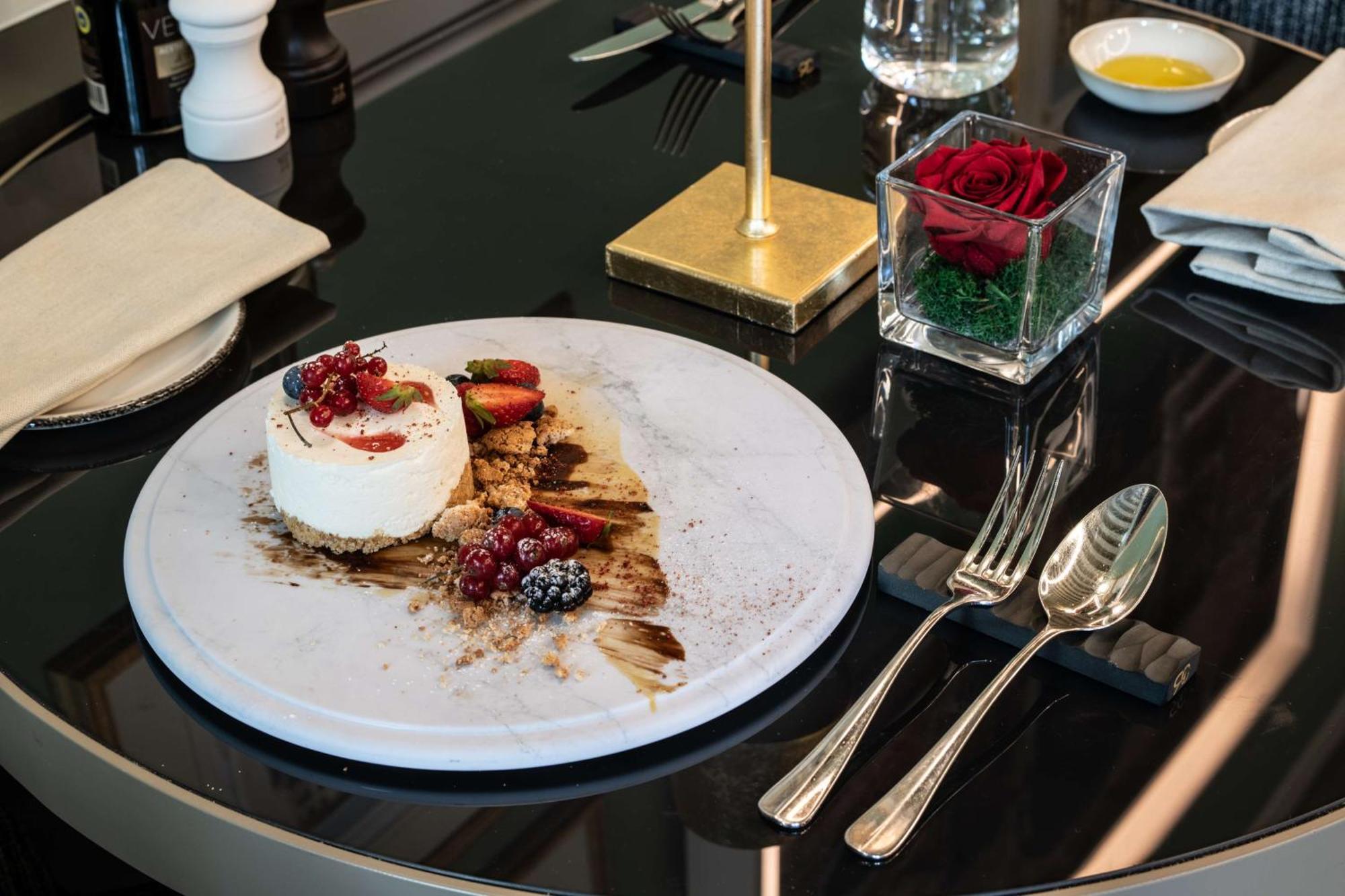 Radisson Collection Hotel, Palazzo Nani เวนิส ภายนอก รูปภาพ A dessert at the restaurant