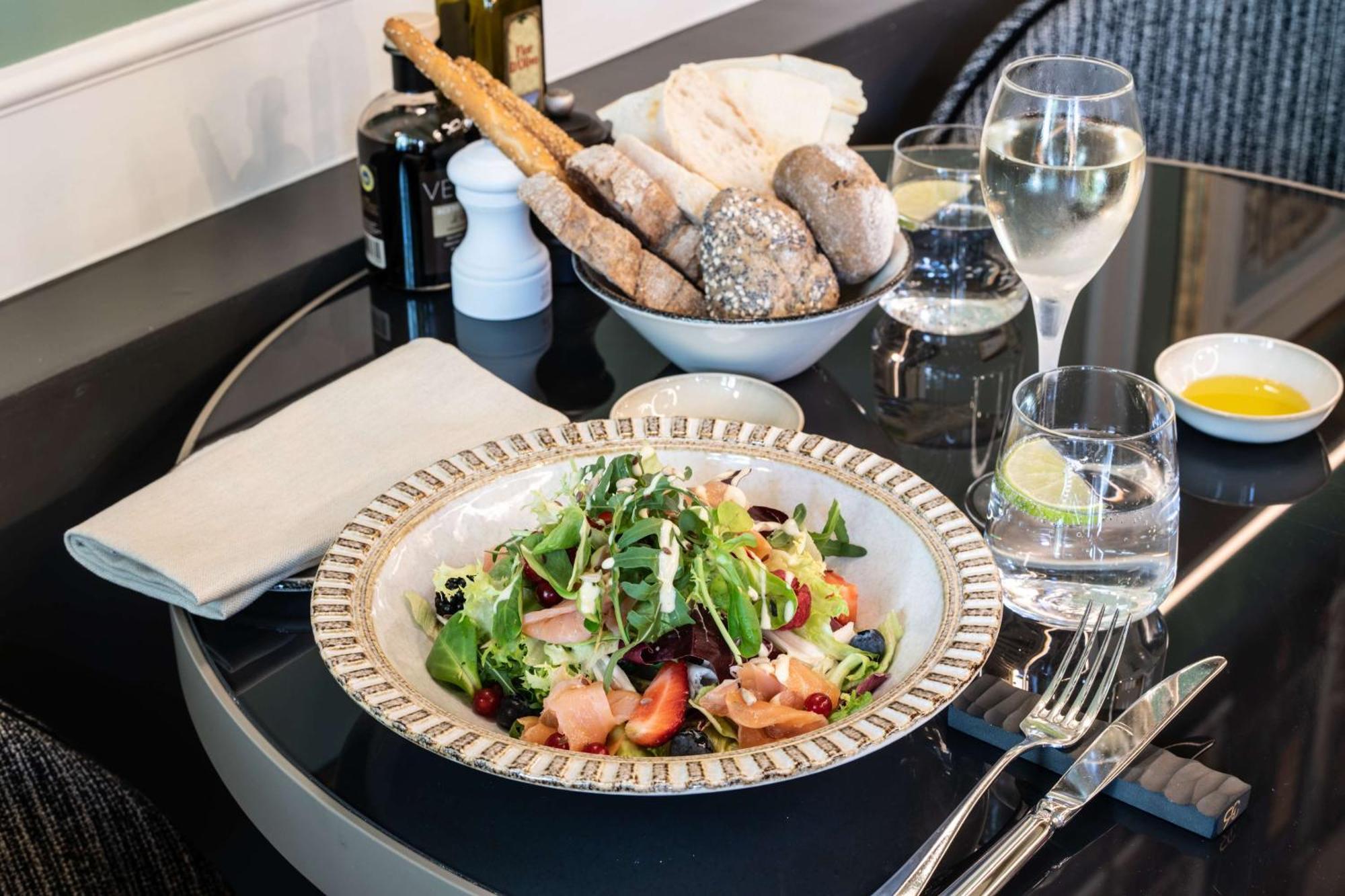Radisson Collection Hotel, Palazzo Nani เวนิส ภายนอก รูปภาพ A salad at the restaurant