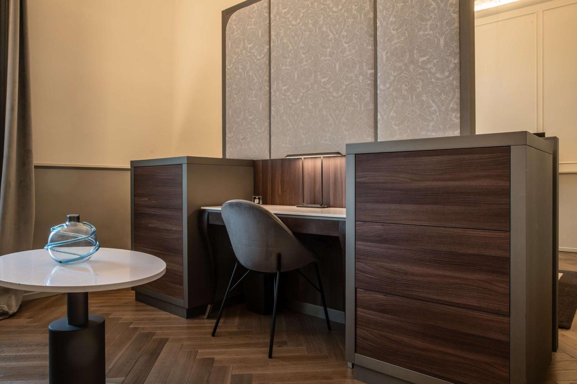 Radisson Collection Hotel, Palazzo Nani เวนิส ภายนอก รูปภาพ A work space at the library