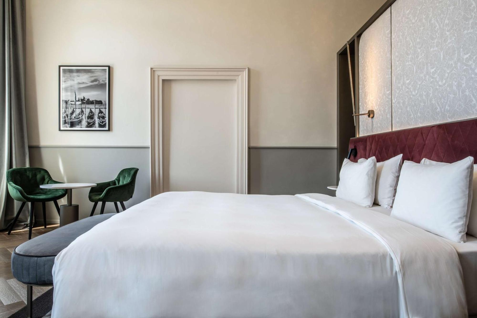 Radisson Collection Hotel, Palazzo Nani เวนิส ภายนอก รูปภาพ A bedroom at the hotel