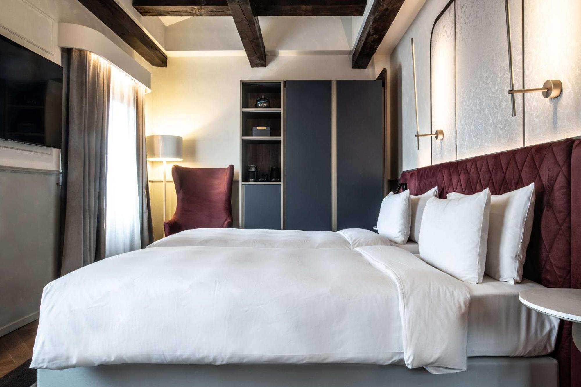 Radisson Collection Hotel, Palazzo Nani เวนิส ภายนอก รูปภาพ A bedroom at the hotel