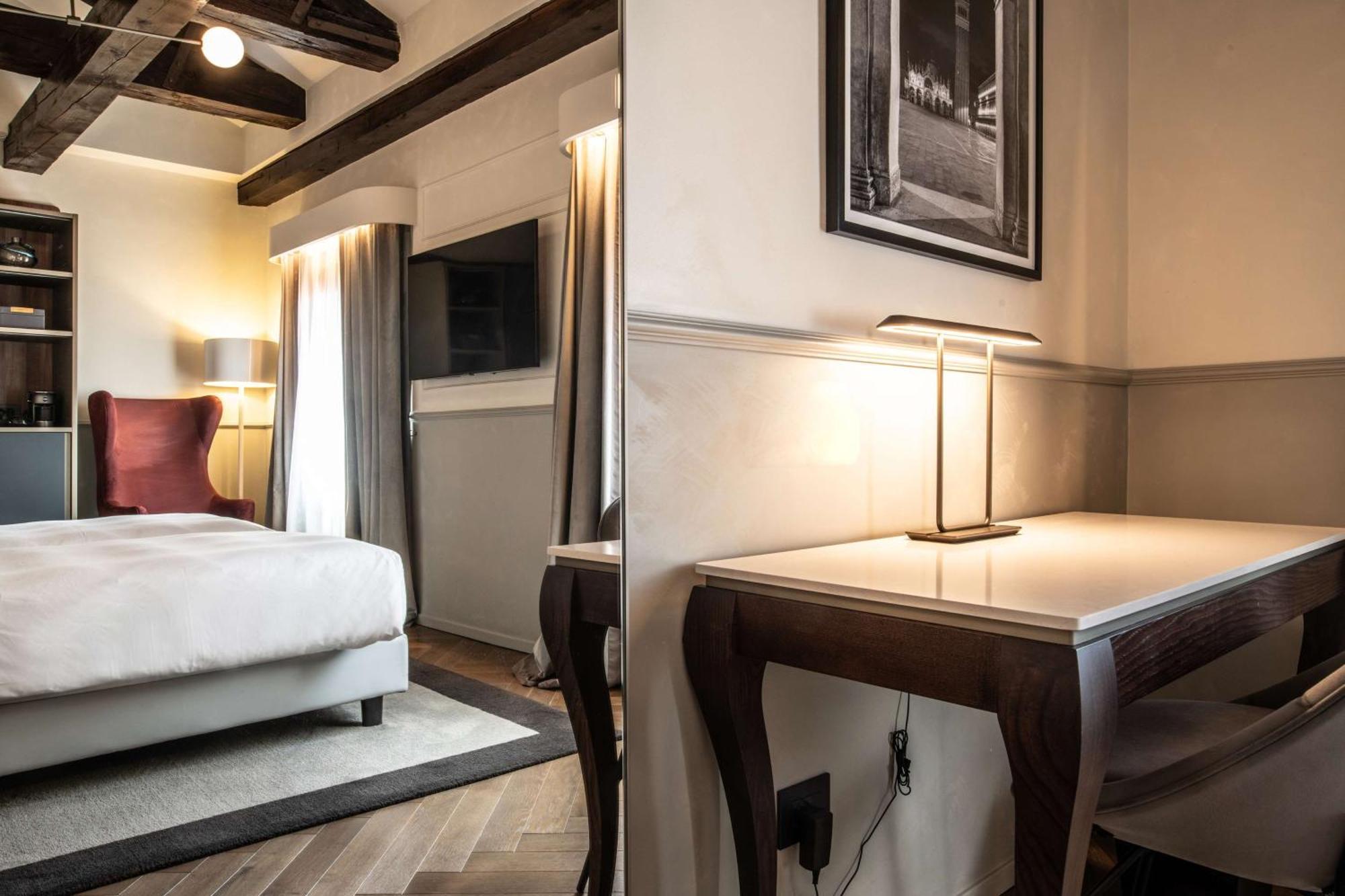 Radisson Collection Hotel, Palazzo Nani เวนิส ภายนอก รูปภาพ A room at the hotel